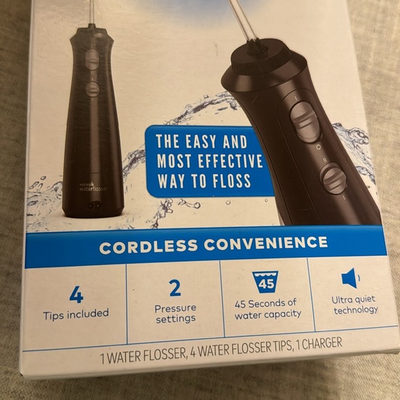 NEW Waterpik Black Cordless Water Flosser Rechargeable Portable 4 Flossing Tips - Picture 2 of 2